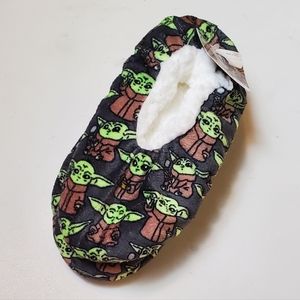 Disney Star Wars The Mandalorian Baby Yoda Kid's Fuzzy Babba Slipper Socks 13-4